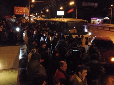 Участники Автомайдана спустили колеса в заблокированных автобусах "Беркута"