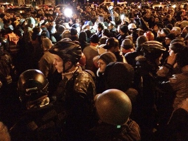 Автомайдановцы призывают "Беркут" снять маски. Фоторепортаж