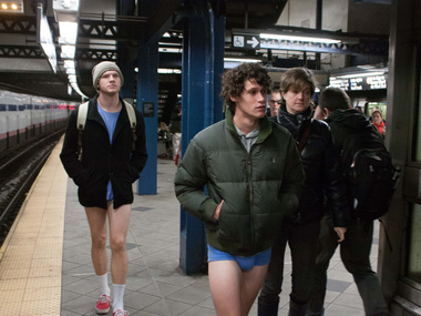 В воскресенье каждый желающий сможет проехаться в киевском метро без штанов