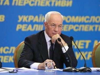 Азаров обещает, что в 2014 году "будет носить бизнес на руках"
