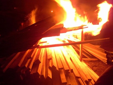 Киевские активисты подожгли строительные леса на стройке у метро Осокорки. Фоторепортаж