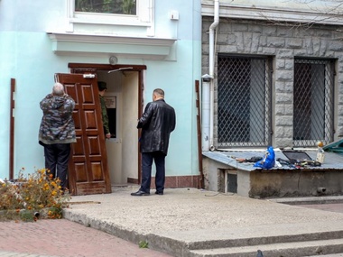 В Крыму неизвестные в камуфляже захватили здание, в котором находится офис нардепа Сенченко