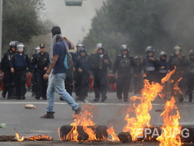 Мексиканская полиция разогнала тысячи демонстрантов, требующих найти пропавших студентов