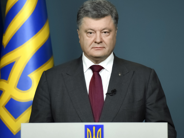 Порошенко призывает Раду неотложно внести изменения в Конституцию о курсе Украины на членство в ЕС и НАТО