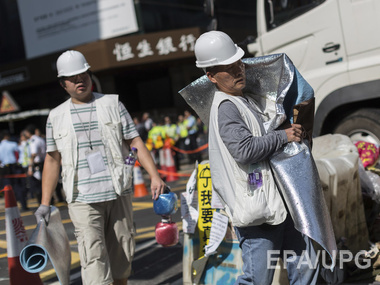 В одном из кварталов Гонконга начали расчищать баррикады протестующих