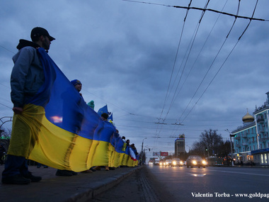 В Луганске состоялось шествие в поддержку Евромайдана. Фоторепортаж