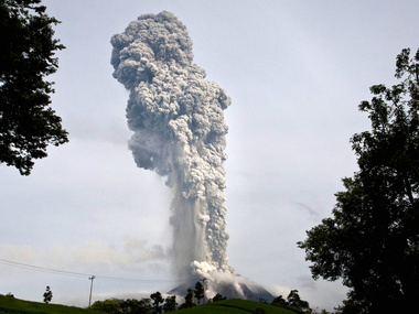 Из-за разбушевавшегося вулкана в Индонезии эвакуировали более 25 тысяч людей