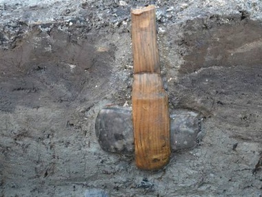 В Дании археологи нашли топор каменного века с сохранившейся деревянной рукояткой