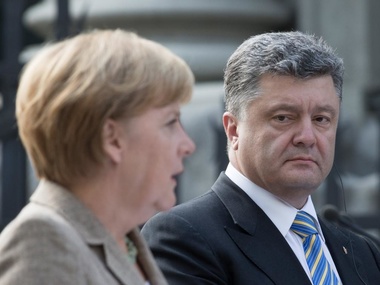 Bloomberg: Меркель встревожена планами Киева провести референдум по НАТО