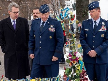 В Киеве Бридлав посетил мемориал погибшим во время Евромайдана активистам