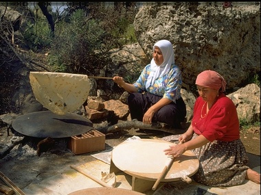 ЮНЕСКО включила в список культурного наследия армянский лаваш и азербайджанский платок