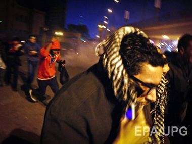 В Египте полиция разгоняет демонстрантов, протестующих против снятия обвинений с Мубарака, погиб один человек