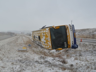 Под Харьковом перевернулся автобус, пострадали 11 человек