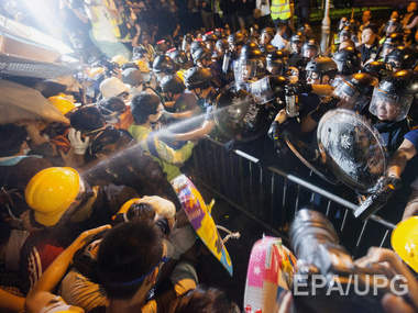 В Гонконге начались столкновения между активистами и полицией