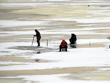 Сотрудники ГосЧС спасли с льдины в Киевском море семерых рыбаков
