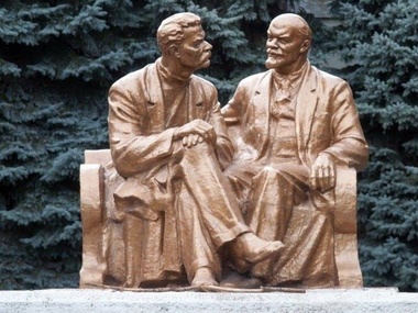 В Одессе разрушили памятник Ленину
