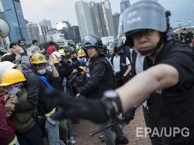 СМИ: В Гонконге в результате столкновений ранены 40 человек