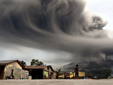 В Индонезии тысячи людей покинули свои дома из-за вулкана