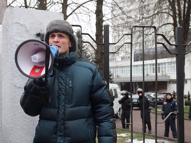 Евромайдановцы пикетируют здание МВД