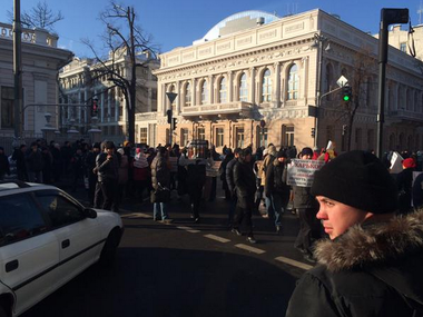 Вкладчики "VAB Банка" перекрыли улицу Грушевского возле Рады