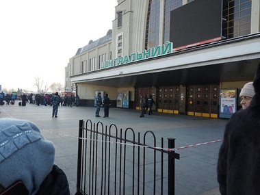 В Киеве на железнодорожном вокзале ищут взрывчатку