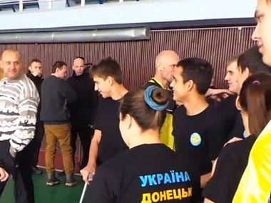 Несколько жителей Донецка пришли на встречу с главарем "ДНР" в футболках "Украина. Донецк". Видео
