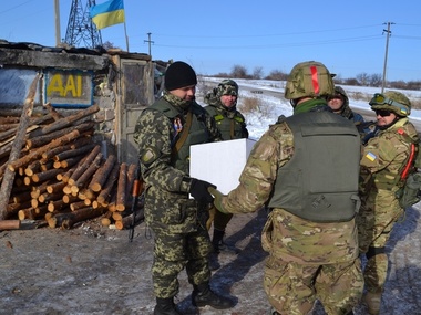 Украинские офицеры доставили гуманитарную помощь в села на границе зоны АТО. Фоторепортаж