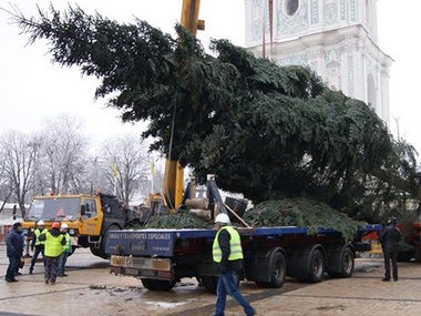 На Софийской площади установили главную елку страны
