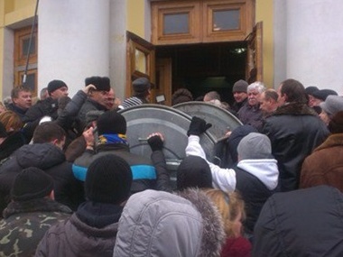 Суд арестовал винницкого активиста, порвавшего портрет Порошенко во время штурма ОГА