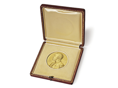 Российский миллиардер купил на аукционе нобелевскую медаль за открытие структуры молекулы ДНК