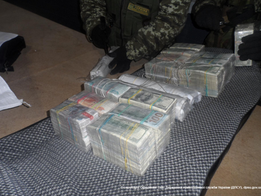 Украинец пытался вывезти в Россию $700 тысяч и 12 млн рублей
