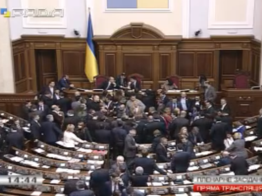Депутаты блокировали трибуну Рады из-за неперсонального голосования