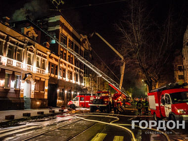 В Киеве рядом с офисом "1+1" горел банк. Фоторепортаж