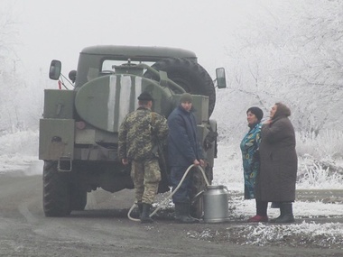Пресс-центр АТО: Жители подконтрольных "ДНР" территорий все чаще просят продукты на украинских блокпостах