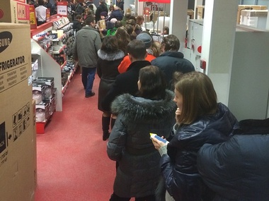 Из-за падения рубля в московских магазинах выстроились огромные очереди