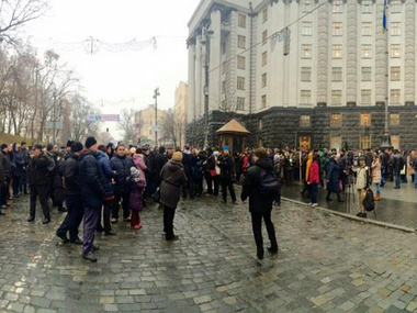 Сотрудники "Киевпастранса" под Кабмином требуют выплаты трехмесячной задолженности по зарплате
