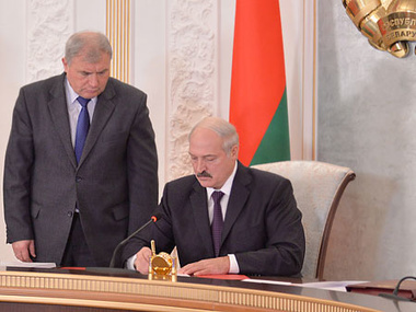 Лукашенко намекнул, что готов к войне с Россией, и потребовал объяснений от Путина