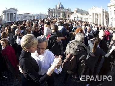 Сотни пар станцевали танго на День рождения Папе Римскому