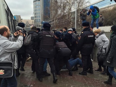 СМИ: Во время несанкционированной акции перед пресс-конференцией Путина задержали 20 человек 