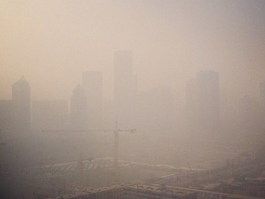 Сильный смог в Пекине парализовал движение транспорта