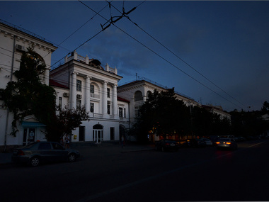 В Севастополе начали отключать свет по восемь часов на день