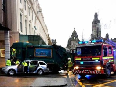 СМИ: Грузовик-мусоровоз врезался в толпу в центре Глазго. 6 погибших, более 10 раненых