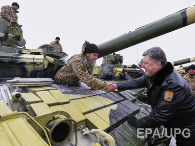 Порошенко: В условиях активного наступления врага на Украину каждый чиновник должен иметь четкий план действий