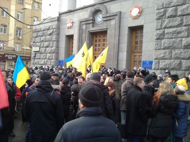 Митингующие в Харькове перекрыли движение возле горсовета