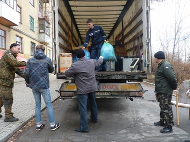 Украинские военные доставили гуманитарный груз в Краматорск