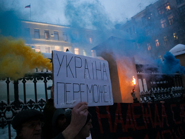 В Москве под зданием Генпрокуратуры активисты зажгли фаеры в поддержку Савченко. Фоторепортаж