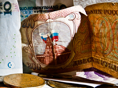 Валютные резервы России за неделю упали на $16 млрд