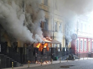 В Киеве на Подоле горит ресторан