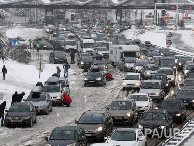 Во французских Альпах в снежном плену оказались около 15 тысяч авто