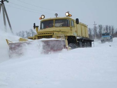 Спасатели на юге Украины освободили из снежных заносов 3 тыс. машин
